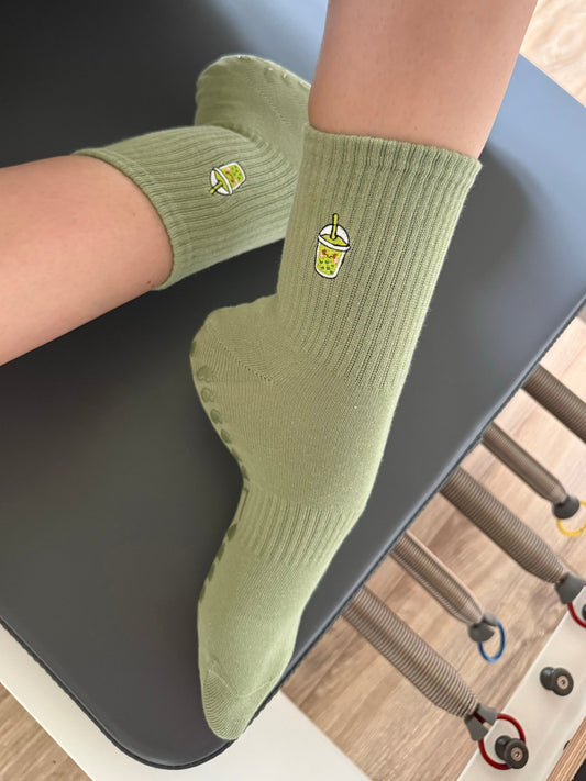 zielone skarpetki antypoślizgowe z haftem matcha